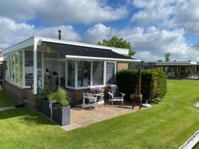 Vrijstaand vakantiehuisje aan het water